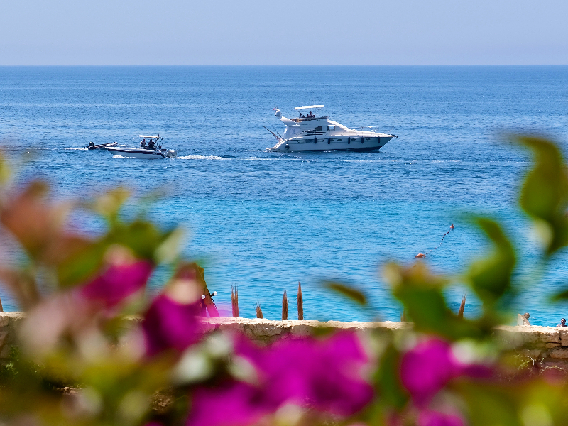 Bootjes varen langs de zuidkust van Albanië, een uiterst geschikte plek voor een strandvakantie met het hele gezin