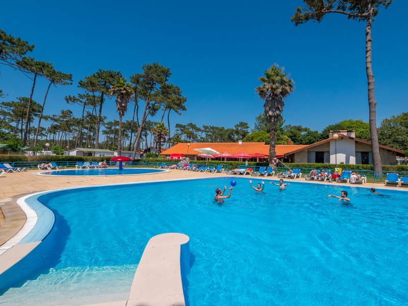 Het zwembad van de heerlijke kindvriendelijke camping Angeiras bij Porto in Noord Portugal