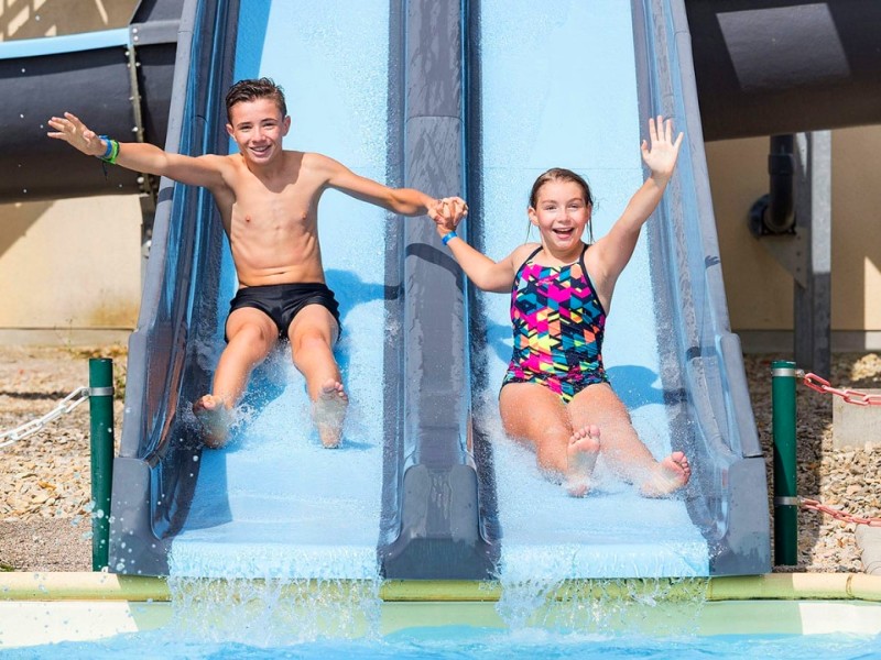 Zwemlagune met strand op de camping