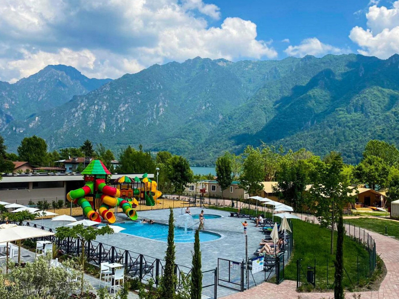 Zwembad van campingLago Idro met uitzicht op het bergmeer.