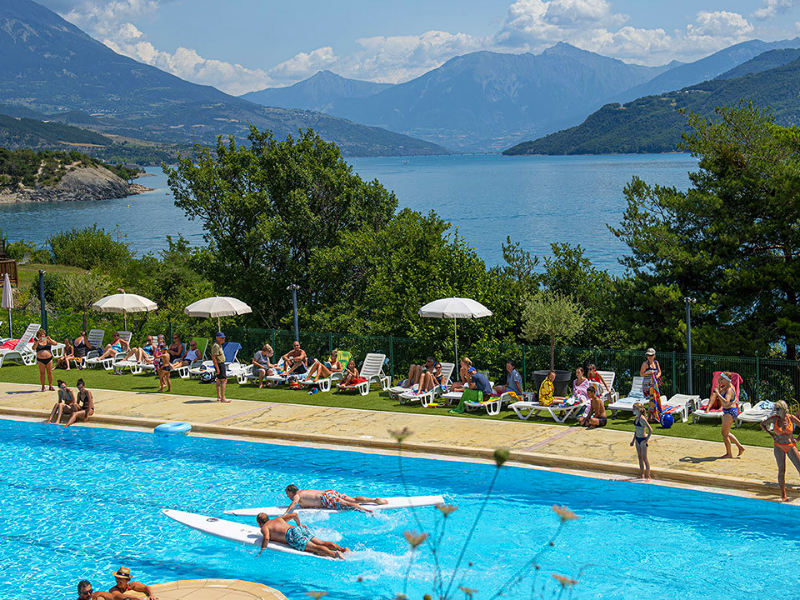 Uitzicht vanaf zwembad camping L'Ecrin du Lac