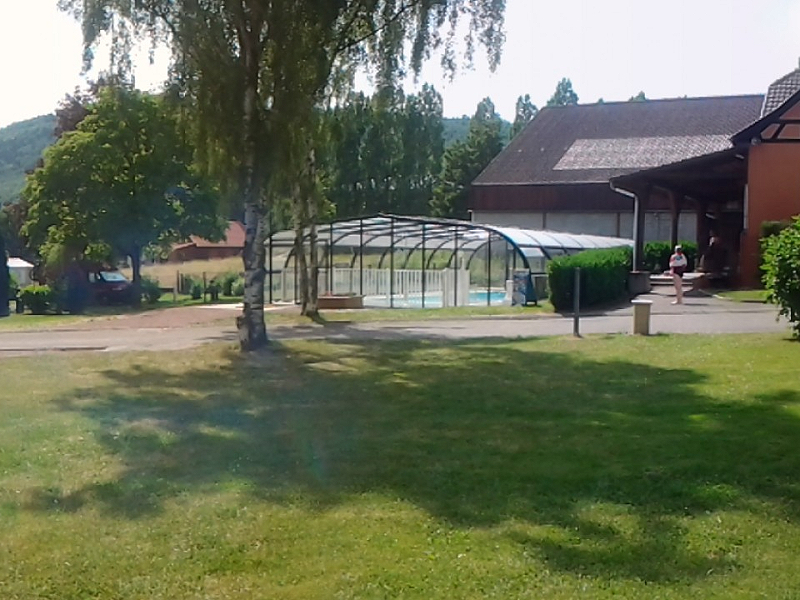 Camping Les Portes d'Alsace in de Elzas, met zwembad.