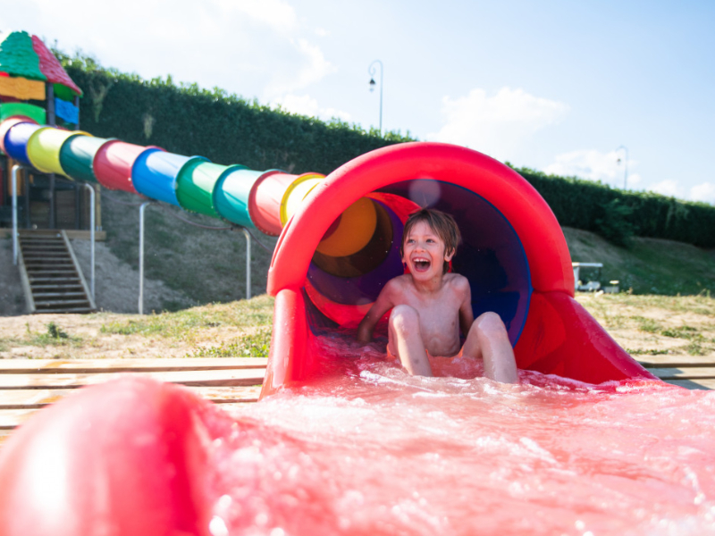 speelpret in de glijbaan op de camping