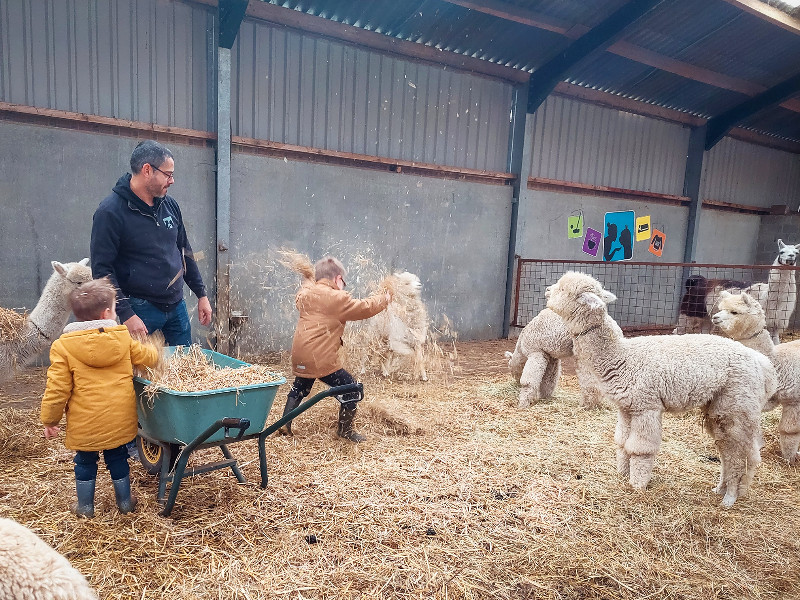 Boer John bij de kids in de stal