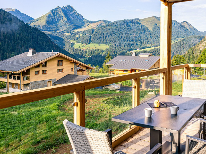 Het prachtige uitzicht op de bergen vanaf het balkon van AlpChalets Portes du Soleil