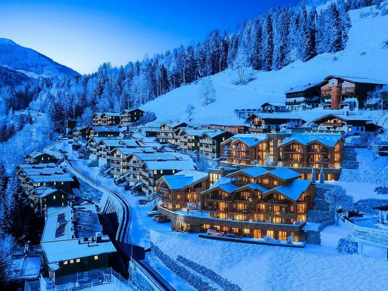 Het kindvriendelijke skiresort Rherenberg in de avond