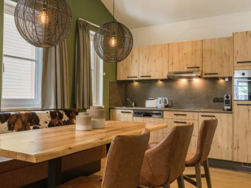 Een keuken in een van de appartementen van AlpenParks Rehrenberg bij het Skicircus in Oostenrijk