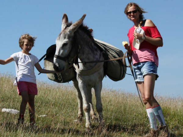 Eigenaresse Tinne met haar dochter en een ezel