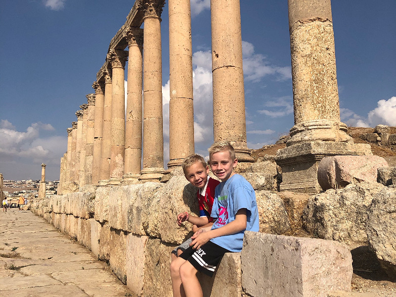 De jongens in de Grieks-Romeinse stad Jerash