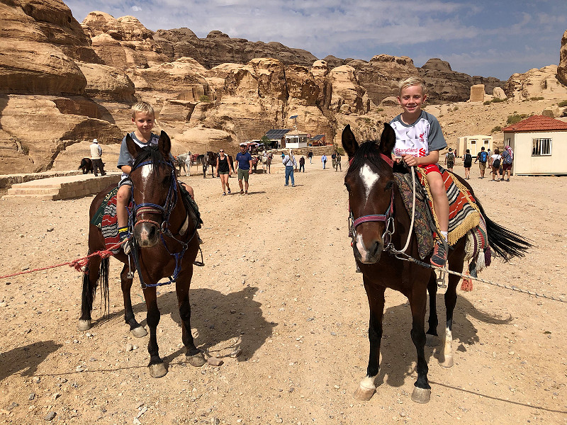 De jongens mogen een stukje op het paard na een lange wandeling