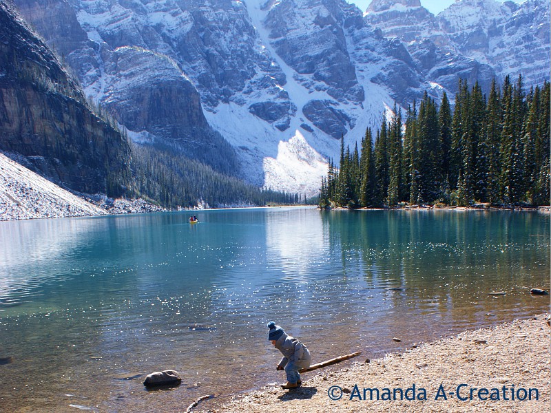 Spelen met water in het heldere meer in Canada