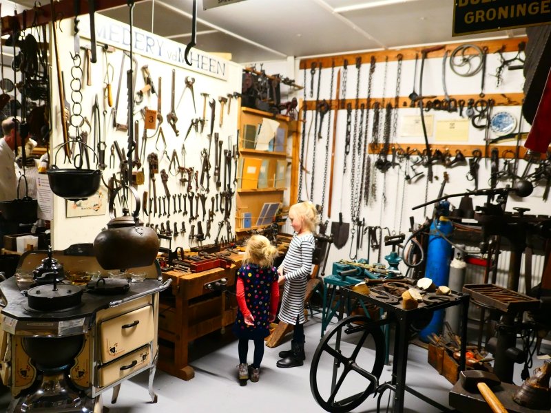 Bij het Oude Ambachten & Speelgoedmuseum in Terschuur is enorm veel te zien en doen. Bianca en haar gezin gingen hier even terug in de tijd.