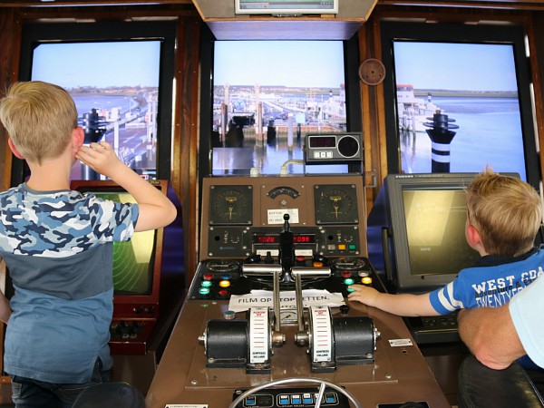 zelf de veerboot besturen bij het maritiem centrum abraham fock op ameland