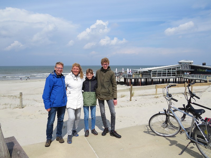 Met de kinderen op Ameland bij het strand van Nes