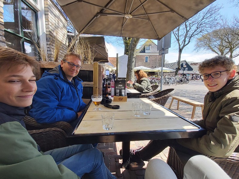 Op het terras in het dorpje Hollum