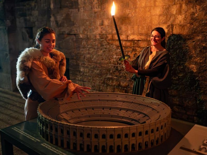 Een fakkeltocht door het amfitheater van Nîmes is een onvergetelijke activiteit voor kinderen