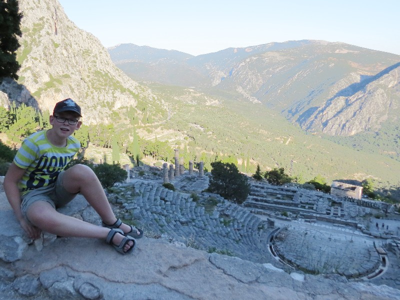 Onze Zeb in het Amphitheater van Delphi op het Griekse vasteland