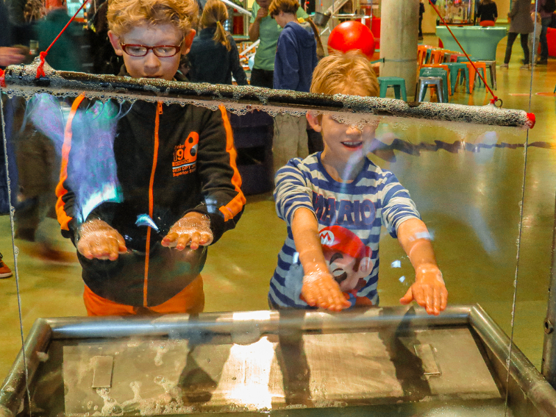 Onze kinderen hebben plezier in het Amsterdamse museum Nemo