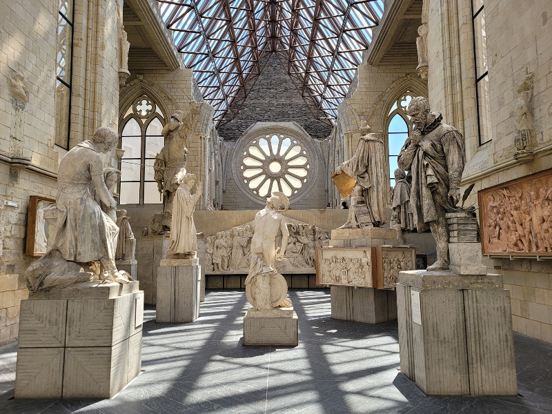 Tentoonstelling van de beelden in de oude abdij Toussaint