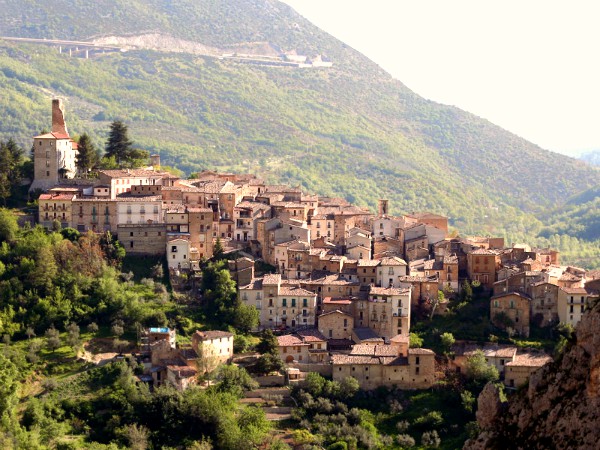 Het bergdorp Anversa degli Abruzzi