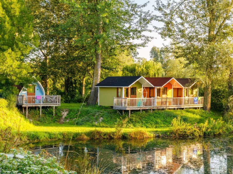 Kleurrijke vakantiehuisjes op camping Au an der Donau in de Donauregio van Oostenrijk