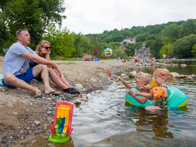 Lekker afkoelen in de rivier is voor zowel kinderen als honden fijn