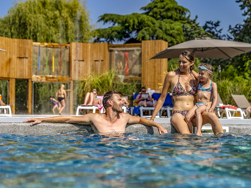 Gezin aan het zwembad op Camping Sandaya Paris Maisons-Laffitte