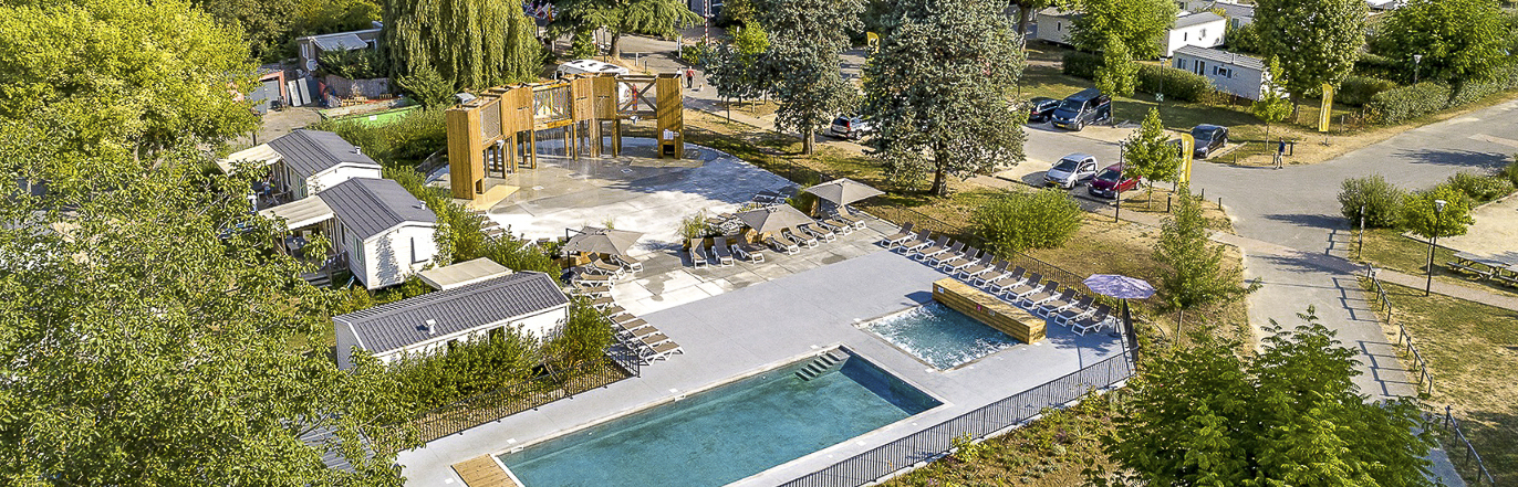 De camping Sandaya Paris Maisons-Laffitte op een eiland in de rivier de Seine.