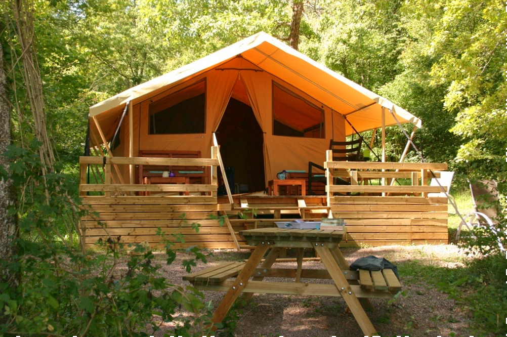 Glampingtent op camping site et paysage