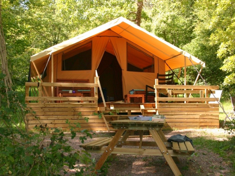 Glampingtent op camping site et paysage