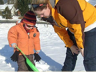 spelen in de sneeuw bij de kinderopvang