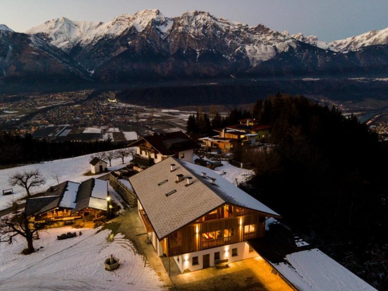 appartement avond met sneeuw en bergen