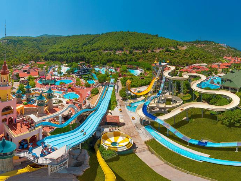 De fantasie van elk kind: het aquapark van hotel Aqua Fantasy