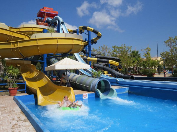 we plonzen in het water vanaf de duo bandenglijbaan van aqualand village Corfu