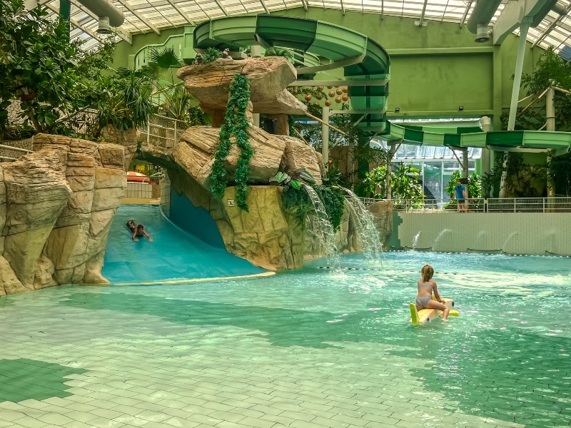 De kinderen van Simone vermaken zichzelf in de Aquamundo van een Center Parcs Vakantiepark in België: Les Ardennes