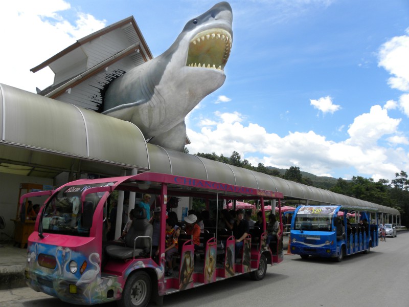 Het aquarium gebouw in Chiang Mai Zoo