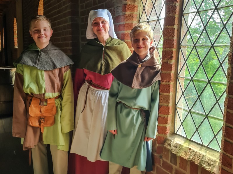 In prachtige middeleeuwse kleding tijdens een bijzondere overnachting in het Archeon