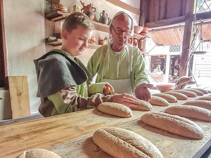 Brood versieren op ambachtelijk middeleeuwse wijze in het Archeon