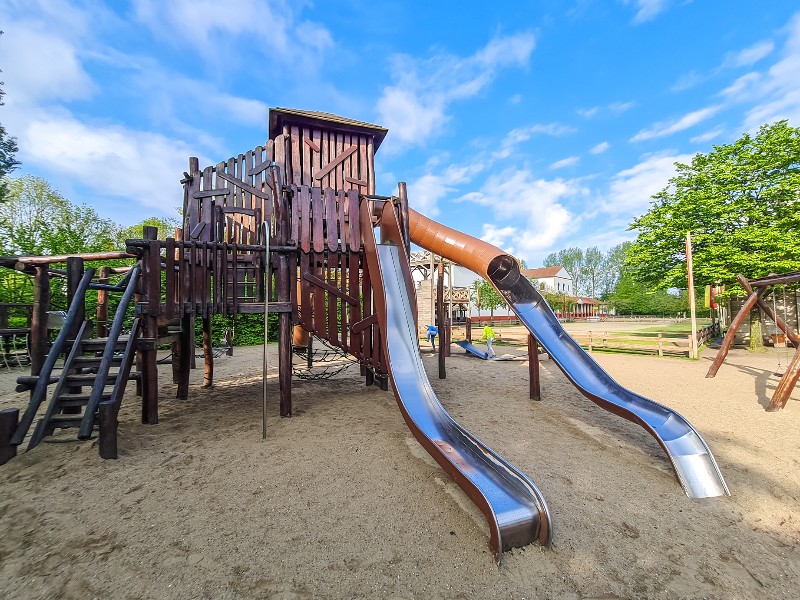 Een glijbaan in de speeltuin van het Archeon