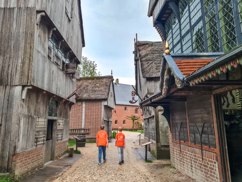 De jongens van Alma wandelen door Gravendam in het Archeon