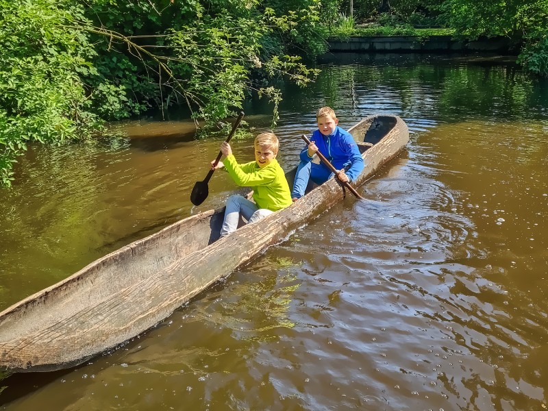 Kanoën zoals vroeger in het Archeon