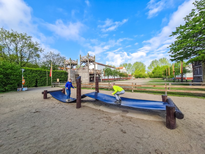 De jongens spelen lekker in de speetuin van het Archeon