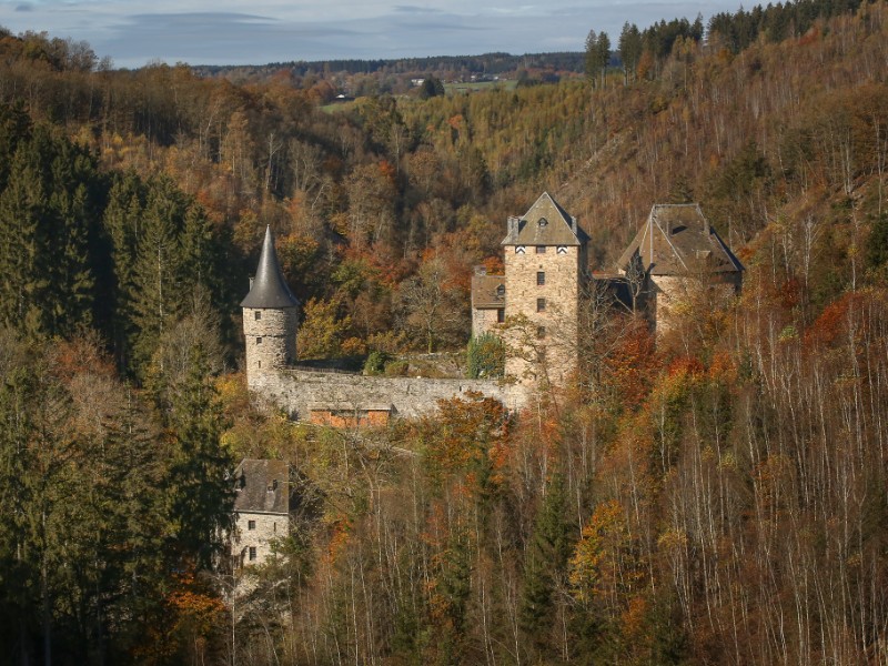 Het belgische kasteel Reinhardstein in de Ardennen, tijdens een herfstvakantie van Elisabeth