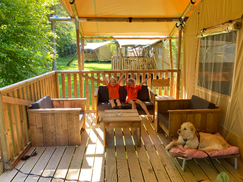 De kinderen van Elisabeth tijdens hun verblijf in een luxe safaritent van Landal Glampingpark Neufchateau in de Belgische Ardennen.