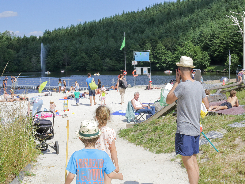 Het witte strandzand van het recreatiemeer geeft je een echt strandgevoel