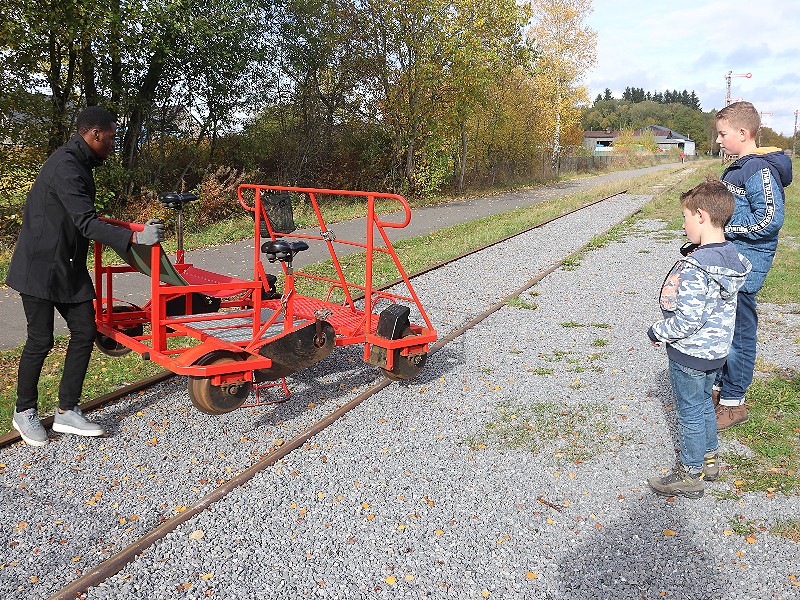 Ah, zó doen ze dat....de jongens kijken aandachtig toe bij het omdraaien van de railbikes.