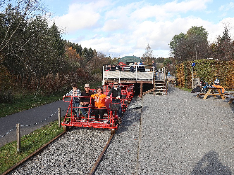 De railbikes staan al klaar voor ons op het vertrekstation!