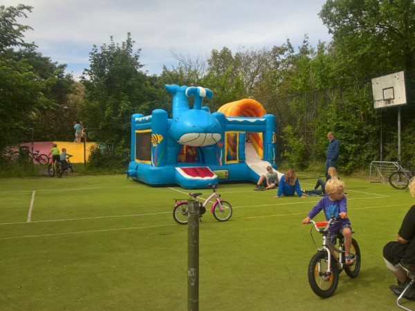 Springkussen voor de kids bij camping Sint Maartenszee