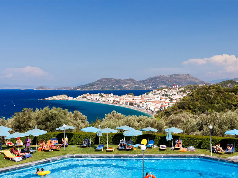 Arion Hotel op Samos heeft familiekamers en vanauit het zwembad zicht op Kokkari