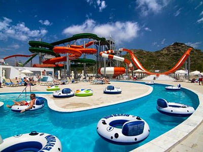 Glijbanen en lazy river van Sun Palace